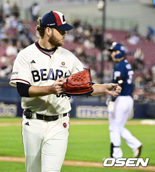 [OSEN=잠실, 지형준 기자] 23일 오후 서울 잠실구장에서 2025 신한 SOL Bank KBO리그 두산 베어스와 NC 다이노스의 경기가 열렸다.이날 두산은 콜어빈, NC는 로건 앨런을 선발로 내세웠다.NC가 0-1로 뒤진 6회초 공격. 2사 박건우 타석에 두산 선발 콜어빈의 7구째 149km 직구가 박건우의 머리 쪽으로 향하며 벤치클리어링이 발발했다. 앞서 4회초 타석에서도 박건우는 콜어빈의 149km 직구에 왼쪽 옆구리를 강하게 맞으며 상당한 고통을 호소했다. 두산 콜어빈이 NC 박건우를 유격수 땅볼로 처리하며 기뻐하고 있다. 2025.05.23 /jpnews@osen.co.kr