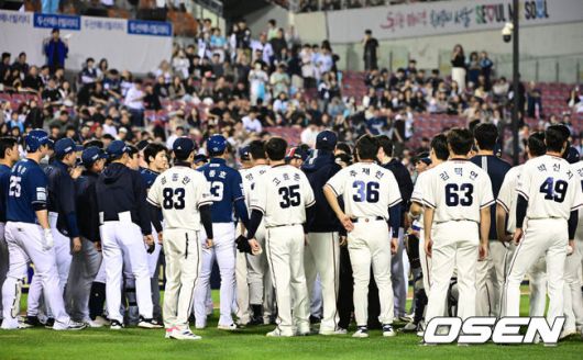 [OSEN=잠실, 지형준 기자] 23일 오후 서울 잠실구장에서 2025 신한 SOL Bank KBO리그 두산 베어스와 NC 다이노스의 경기가 열렸다.이날 두산은 콜어빈, NC는 로건 앨런을 선발로 내세웠다.NC가 0-1로 뒤진 6회초 공격. 2사 박건우 타석에 두산 선발 콜어빈의 7구째 149km 직구가 박건우의 머리 쪽으로 향하며 벤치클리어링이 발발했다. 앞서 4회초 타석에서도 박건우는 콜어빈의 149km 직구에 왼쪽 옆구리를 강하게 맞으며 상당한 고통을 호소했다. 양팀 선수들이 그라운드에서 언쟁을 벌이고 있다. 2025.05.23 /jpnews@osen.co.kr