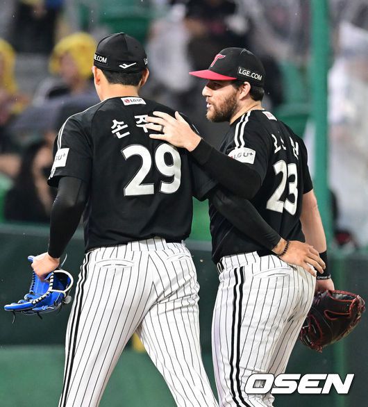 [OSEN=인천, 김성락 기자] 23일 오후 인천 미추홀구 SSG랜더스필드에서 ‘2025 신한 SOL Bank KBO리그’ SSG 랜더스와 LG 트윈스의 경기가 열렸다.이날 홈팀 SSG는 화이트, LG는 손주영을 선발로 내세웠다.6회말 종료 후 LG 1루수 오스틴, 투수 손주영이 기쁨을 나누고 있다. 2025.05.23 / ksl0919@osen.co.kr
