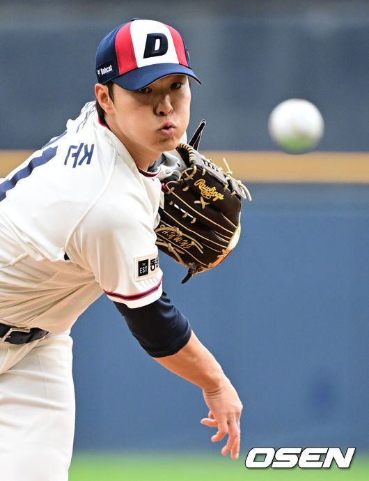 [OSEN=잠실, 조은정 기자]24일 오후 서울 잠실구장에서 2025 신한 SOL Bank KBO리그 두산 베어스와 NC 다이노스의 경기가 열렸다.두산은 최원준을 NC는 라일리를 선발 투수로 내세웠다.1회초 두산 선발 최원준이 역투하고 있다. 2025.05.24 /cej@osen.co.kr