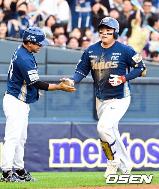 [OSEN=잠실, 조은정 기자]24일 오후 서울 잠실구장에서 2025 신한 SOL Bank KBO리그 두산 베어스와 NC 다이노스의 경기가 열렸다.두산은 최원준을 NC는 라일리를 선발 투수로 내세웠다.6회초 2사 2루 NC 권희동이 투런 홈런을 날린 뒤 베이스를 돌고 있다. 2025.05.24 /cej@osen.co.kr