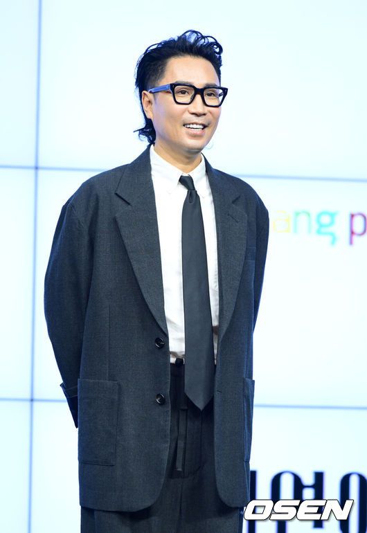 [OSEN=지형준 기자]18일 오후 서울 JW 메리어트 동대문 스퀘어에서 쿠팡플레이 새 예능 '사내연애' 기자간담회가 열렸다.'사내연애'는 연애가 곧 월급이 되는 가상의 패션회사에서 펼쳐지는 12명 남녀들의 직장 로맨스 리얼리티.가수 정재형이 포토타임을 하고 있다. 2022.11.18 /jpnews@osen.co.kr