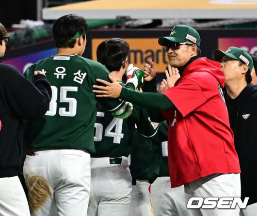 [OSEN=인천, 지형준 기자] 프로야구SSG 랜더스가LG 트윈스에 짜릿한 끝내기 승리를 거뒀다.SSG는 24일 인천 SSG랜더스필드에서 열린 2025 KBO리그 LG와 경기에서 9회 한유섬의 끝내기 안타로 5-4 승리했다.SSG 이숭용 감독이 끝내기 안타를 날린 한유섬과 승리를 기뻐하고 있다. 025.05.24 /jpnews@osen.co.kr