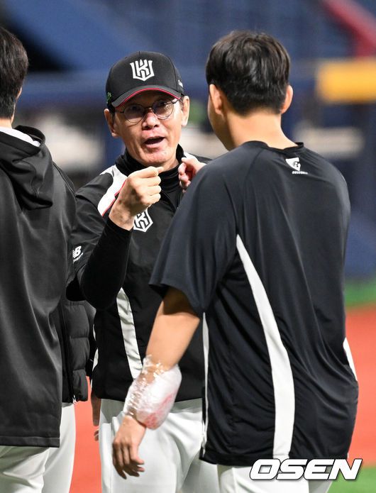 [OSEN=고척, 이대선 기자] 프로야구 KT 위즈가 지난 경기 끝내기 패배를 설욕했다.KT는 19일 서울 고척스카이돔에서 열린 ‘2025 신한은행 SOL Bank KBO리그’ KT 위즈와의 경기에서 11-1대승을 거두고 주말 3연전 1승 1패 균형을 맞췄다.경기 종료 후 KT 이강철 감독이 소형준과 승리의 기쁨을 나누고 있다. 2025.04.19