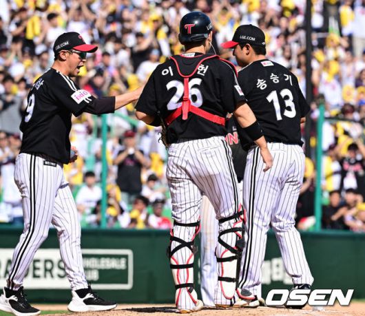 [OSEN=인천, 조은정 기자]25일 인천 SSG랜더스필드에서 2025 신한 SOL Bank KBO리그 SSG 랜더스와 LG 트윈스의 경기가 열렸다.SSG은 전영준을 LG는 송승기를 선발투수로 내세웠다.7회말 2사 1루 LG 송승기가 교체되고 있다. 2025.05.25 /cej@osen.co.kr