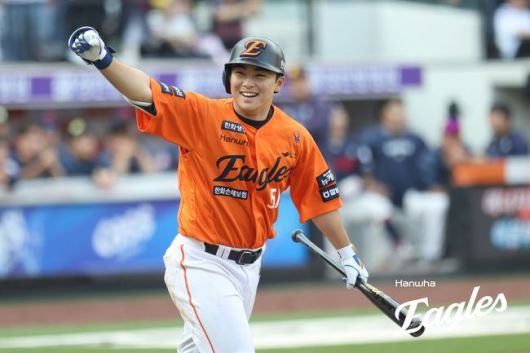 한화 문현빈이 10회 끝내기 밀어내기 볼넷을 얻어낸 뒤 기뻐하고 있다. /한화 이글스 제공