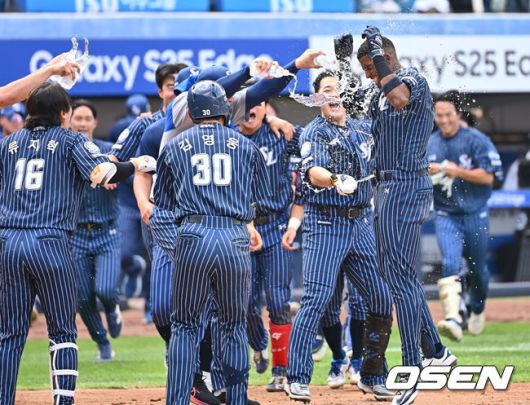 [OSEN=대구, 이석우 기자] 25일 대구삼성라이온즈파크에서 2025 신한 SOL 뱅크 KBO 리그 삼성 라이온즈와 KIA 타이거즈의 경기가 열렸다. 홈팀 삼성은 원태인이, 방문팀 KIA는 윤영철이 선발 출전했다. 삼성 라이온즈 디아즈가 9회말 끝내기 홈런을 치고 선수들의 축하를 받고 있다. 2025.05.25 / foto0307@osen.co.kr