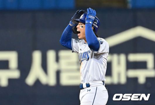 [OSEN=대구, 이석우 기자] 24일 대구삼성라이온즈파크에서 2025 신한 SOL 뱅크 KBO 리그 삼성 라이온즈와 KIA 타이거즈의 경기가 열렸다. 홈팀 삼성은 이승현이, 방문팀 KIA는 김도현이 선발 출전했다. 삼성 라이온즈 김성윤이 8회말 2사 만루 좌익수 뒤 2타점 2루타를 치고 세리머니를 하고 있다. 2025.05.24 / foto0307@osen.co.kr