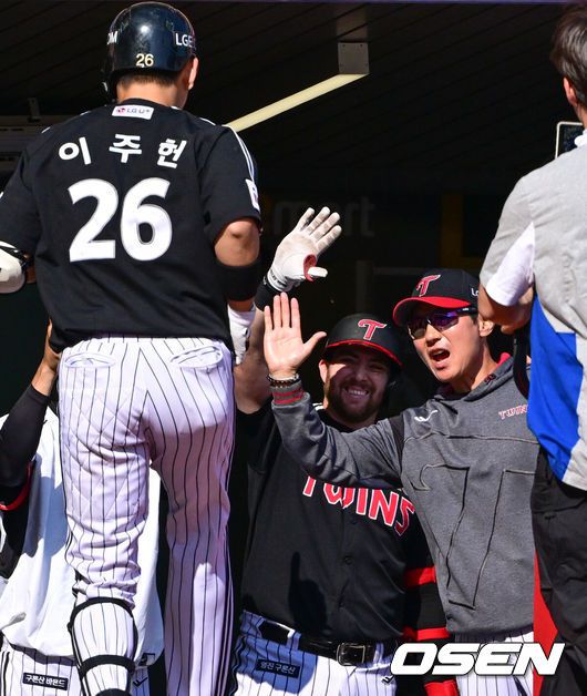 [OSEN=인천, 조은정 기자]25일 인천 SSG랜더스필드에서 2025 신한 SOL Bank KBO리그 SSG 랜더스와 LG 트윈스의 경기가 열렸다.SSG은 전영준을 LG는 송승기를 선발투수로 내세웠다.8회초 LG 선두타자 이주헌이 솔로포를 날린 뒤 오스틴, 염경엽 감독의 축하를 받고 있다. 2025.05.25 /cej@osen.co.kr