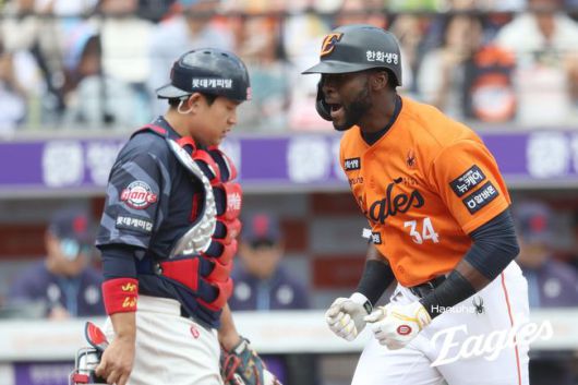 한화 에스테반 플로리얼(오른쪽)이 1회 선두타자 홈런을 친 뒤 홈에 들어오며 기뻐하고 있다. 롯데 포수는 유강남. /한화 이글스 제공