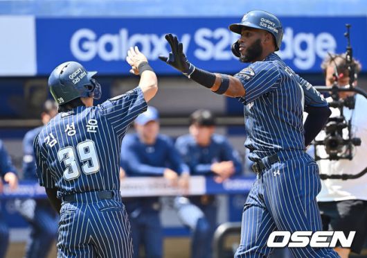 [OSEN=대구, 이석우 기자] 25일 대구삼성라이온즈파크에서 2025 신한 SOL 뱅크 KBO 리그 삼성 라이온즈와 KIA 타이거즈의 경기가 열렸다. 홈팀 삼성은 원태인이, 방문팀 KIA는 윤영철이 선발 출전했다. 삼성 라이온즈 디아즈가 1회말 2사 1루 우월 역전 2점 홈런을 치고 하이파이브를 하고 있다. 2025.05.25 / foto0307@osen.co.kr