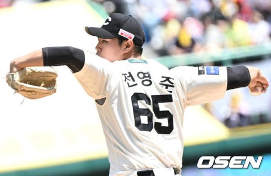 [OSEN=인천, 조은정 기자]25일 인천 SSG랜더스필드에서 2025 신한 SOL Bank KBO리그 SSG 랜더스와 LG 트윈스의 경기가 열렸다.SSG은 전영준을 LG는 송승기를 선발투수로 내세웠다.1회초 SSG 선발 전영준이 역투하고 있다. 2025.05.25 /cej@osen.co.kr