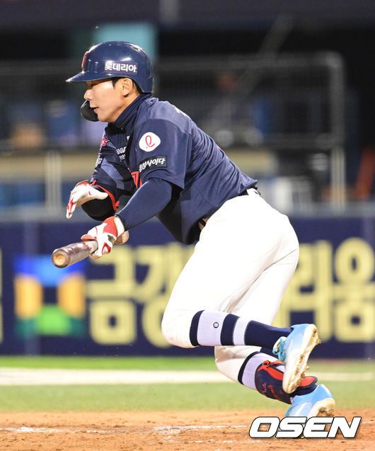 [OSEN=잠실, 김성락 기자] 25일 오후 서울 잠실야구장에서 ‘2025 신한 SOL Bank KBO리그’ 두산 베어스와 롯데 자이언츠의 경기가 열렸다.홈팀 두산은 최원준, 원정팀 롯데는 데이비슨을 선발로 내세웠다. 8회초 1사 1, 3루 롯데 장두성이 1타점 번트안타를 성공하고 있다. 이때 투수 박치국이 1루 송구실책, 2루주자 고승민이 홈으로 내달려 추가 득점을 올렸다. 2025.04.25/ ksl0919@osen.co.kr