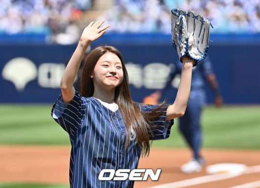 [OSEN=인천, 조은정 기자]25일 인천 SSG랜더스필드에서 2025 신한 SOL Bank KBO리그 SSG 랜더스와 LG 트윈스의 경기가 열렸다.SSG은 전영준을 LG는 송승기를 선발투수로 내세웠다.키키 수이가 시구를 하고 있다. 2025.05.25 /cej@osen.co.kr