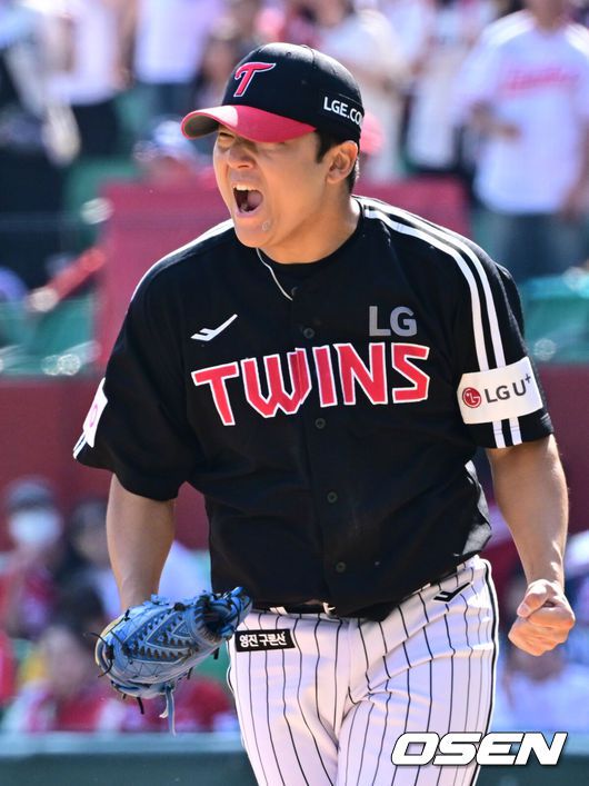 [OSEN=인천, 조은정 기자]25일 인천 SSG랜더스필드에서 2025 신한 SOL Bank KBO리그 SSG 랜더스와 LG 트윈스의 경기가 열렸다.SSG은 전영준을 LG는 송승기를 선발투수로 내세웠다.LG 송승기가 6회말 2사 2,3루에서 SSG 한유섬을 삼진으로 처리한 뒤 포효하고 있다. 2025.05.25 /cej@osen.co.kr