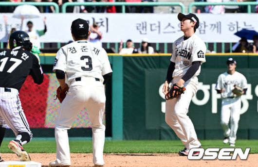 [OSEN=인천, 조은정 기자]25일 인천 SSG랜더스필드에서 2025 신한 SOL Bank KBO리그 SSG 랜더스와 LG 트윈스의 경기가 열렸다.SSG은 전영준을 LG는 송승기를 선발투수로 내세웠다.5회초 2사 만루 SSG 유격수 박성한이 LG 구본혁의 땅볼 타구에 포구실책을 범하며 아쉬워하고 있다. 3루주자 문보경이 득점을 올렸다. 2025.05.25 /cej@osen.co.kr