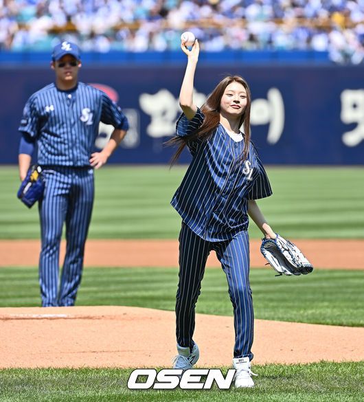 [OSEN=대구, 이석우 기자] 25일 대구삼성라이온즈파크에서 2025 신한 SOL 뱅크 KBO 리그 삼성 라이온즈와 KIA 타이거즈의 경기가 열렸다. 홈팀 삼성은 원태인이, 방문팀 KIA는 윤영철이 선발 출전했다. 걸그룹 키키 멤버 하음이 시구를 하고 있다.  2025.05.25 / foto0307@osen.co.kr