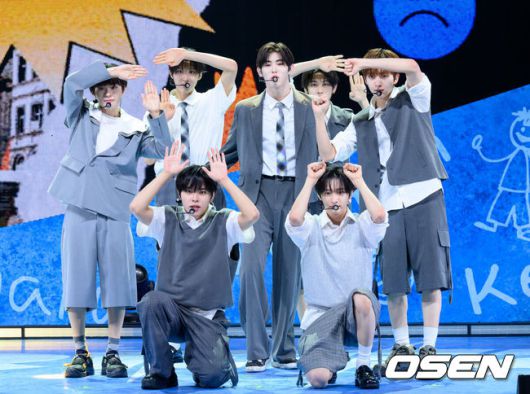 [OSEN=이대선 기자] 26일 오후 서울 광진구 예스24 라이브홀에서 JYP엔터테인먼트 차세대 보이그룹 킥플립(KickFlip) 미니 2집 'Kick Out, Flip Now!'(킥 아웃, 플립 나우!) 쇼케이스가 열렸다.킥플립은 1월 20일 데뷔 앨범 'Flip it, Kick it!'(플립 잇, 킥 잇!) 및 타이틀곡 'Mama Said (뭐가 되려고?)'(마마 세드) 이후 4개월 만에 초고속 컴백을 맞이한다. 신곡 'FREEZE'는 90년대 감성의 기타 리프 위 글리치합, 하이퍼팝 신스를 현대적으로 결합한 하이브리드 팝 펑크 기반의 댄스곡이다. 우리만의 비밀 아지트를 향해 질주하는 킥플립의 유쾌한 반항을 그렸다.그룹 킥플립이 신곡 무대를 선보이고 있다. 2025.05.26 /sunday@osen.co.kr