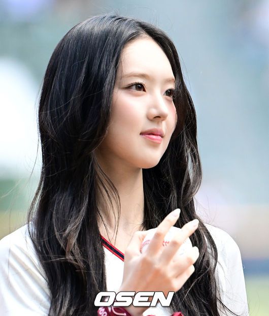 [OSEN=잠실, 지형준 기자] 25일 서울 잠실구장에서 2025 신한 SOL Bank KBO리그 두산 베어스와 NC 다이노스의 경기가 열렸다.이날 두산은 잭로그, 콜어빈, NC는 최성용을 선발로 내세웠다.가수 키키 이솔이 시구를 하고 있다. 2025.05.25 /jpnews@osen.co.kr