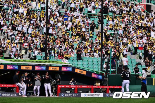 [OSEN=인천, 조은정 기자]25일 인천 SSG랜더스필드에서 2025 신한 SOL Bank KBO리그 SSG 랜더스와 LG 트윈스의 경기가 열렸다.SSG은 전영준을 LG는 송승기를 선발투수로 내세웠다.7회말 2사 1루 LG 송승기가 교체되고 있다. 2025.05.25 /cej@osen.co.kr