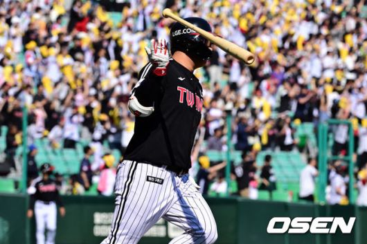 [OSEN=인천, 조은정 기자]25일 인천 SSG랜더스필드에서 2025 신한 SOL Bank KBO리그 SSG 랜더스와 LG 트윈스의 경기가 열렸다.SSG은 전영준을 LG는 송승기를 선발투수로 내세웠다.7회초 무사 LG 문보경이 오스틴에 이어 백투백 홈런을 날리고 있다. 2025.05.25 /cej@osen.co.kr