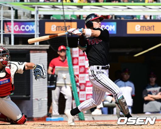 [OSEN=인천, 조은정 기자]25일 인천 SSG랜더스필드에서 2025 신한 SOL Bank KBO리그 SSG 랜더스와 LG 트윈스의 경기가 열렸다.SSG은 전영준을 LG는 송승기를 선발투수로 내세웠다.5회초 2사 3루 LG 신민재가 선제 적시타를 날리고 있다. 2025.05.25 /cej@osen.co.kr