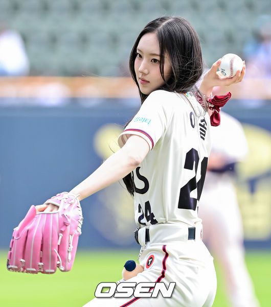 [OSEN=잠실, 지형준 기자] 25일 서울 잠실구장에서 2025 신한 SOL Bank KBO리그 두산 베어스와 NC 다이노스의 경기가 열렸다.이날 두산은 잭로그, 콜어빈, NC는 최성용을 선발로 내세웠다.가수 키키 이솔이 시구를 하고 있다. 2025.05.25 /jpnews@osen.co.kr