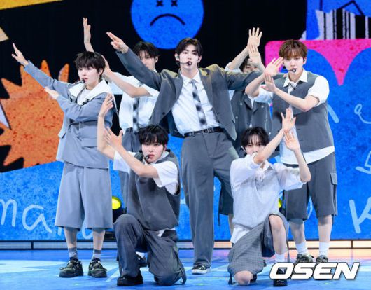 [OSEN=이대선 기자] 26일 오후 서울 광진구 예스24 라이브홀에서 JYP엔터테인먼트 차세대 보이그룹 킥플립(KickFlip) 미니 2집 'Kick Out, Flip Now!'(킥 아웃, 플립 나우!) 쇼케이스가 열렸다.킥플립은 1월 20일 데뷔 앨범 'Flip it, Kick it!'(플립 잇, 킥 잇!) 및 타이틀곡 'Mama Said (뭐가 되려고?)'(마마 세드) 이후 4개월 만에 초고속 컴백을 맞이한다. 신곡 'FREEZE'는 90년대 감성의 기타 리프 위 글리치합, 하이퍼팝 신스를 현대적으로 결합한 하이브리드 팝 펑크 기반의 댄스곡이다. 우리만의 비밀 아지트를 향해 질주하는 킥플립의 유쾌한 반항을 그렸다.그룹 킥플립이 신곡 무대를 선보이고 있다. 2025.05.26 /sunday@osen.co.kr