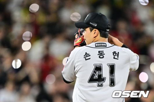 [OSEN=수원, 조은정 기자]21일 오후 수원 KT위즈파크에서 2025 신한 SOL Bank KBO리그 KT 위즈와 KIA 타이거즈의 경기가 열렸다.이날 홈팀 KT는 고영표를, 방문팀 KIA는 올러를 선발투수로 내세웠다8회초를 앞두고 KT 손동현이 연습피칭을 하고 있다. 2025.05.21 /cej@osen.co.kr