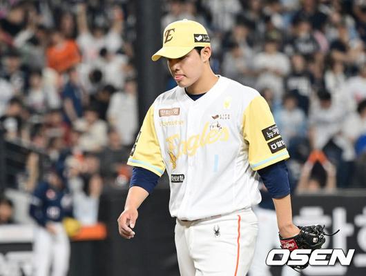 [OSEN=대전, 김성락 기자] 14일 대전 한화생명볼파크에서 ‘2025 신한 SOL Bank KBO리그’ 한화 이글스와 두산 베어스의 경기가 열렸다.이날 한화는 문동주, 두산은 잭로그를 선발로 내세웠다.5회초 종료 후 한화 문동주가 더그아웃으로 이동하고 있다. 2025.05.14 / ksl0919@osen.co.kr