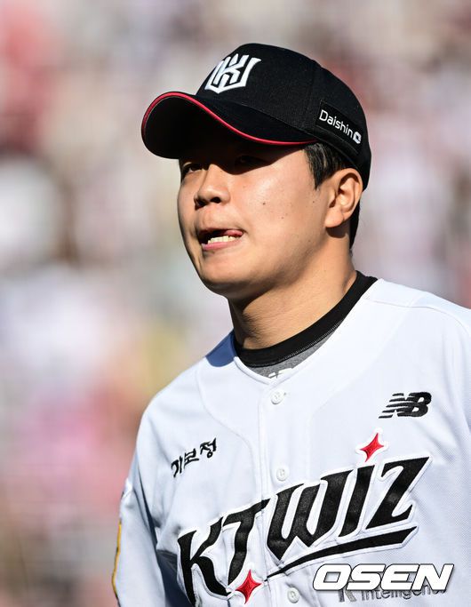 [OSEN=수원, 조은정 기자]4일 오후 수원 KT위즈파크에서 ‘2025 신한 SOL Bank KBO리그’ KT 위즈와 키움 히어로즈의 경기가 열렸다.이날 경기에 홈팀 KT는 쿠에바스, 원정팀 키움은 김선기를 선발로 내세웠다.8회초 이닝을 끝낸 KT 손동현이 더그아웃으로 향하고 있다. 2025.05.04