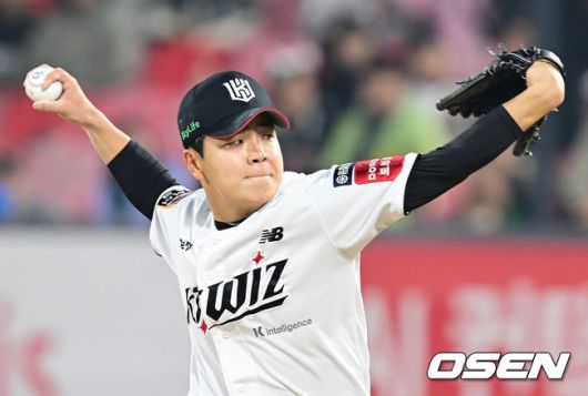 [OSEN=수원, 김성락 기자] 24일 오후 수원 KT위즈파크에서 ‘2025 신한 SOL Bank KBO리그’ KT 위즈와 SSG 랜더스의 경기가 열렸다.홈팀 KT는 강건, 원정팀 SSG는 문승원을 선발로 내세웠다. 8회초 1사 만루 KT 손동현이 마운드에 올라 힘차게 공을 뿌리고 있다. 2025.04.24 / ksl0919@osen.co.kr