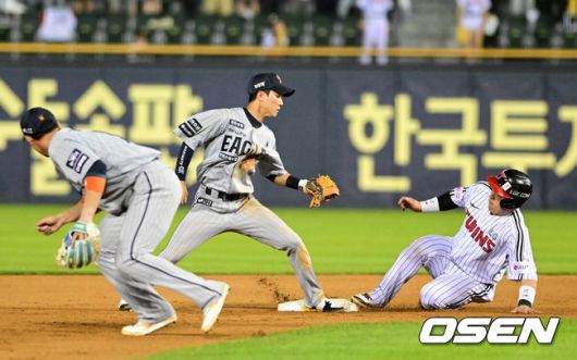 [OSEN=잠실, 지형준 기자] 28일 오후 서울 잠실구장에서 ‘2025 신한 SOL Bank KBO리그’ LG 트윈스와 한화 이글스의 경기가 열렸다.이날 LG는 코엔 윈, 한화는 코디 폰세를 선발투수로 내세웠다.7회말 무사 1,2루에서 견제에 걸린 LG 1루주자 박동원이 한화 황영묵에 앞서 세이프되고 있다. 2025.05.28 /jpnews@osen.co.kr
