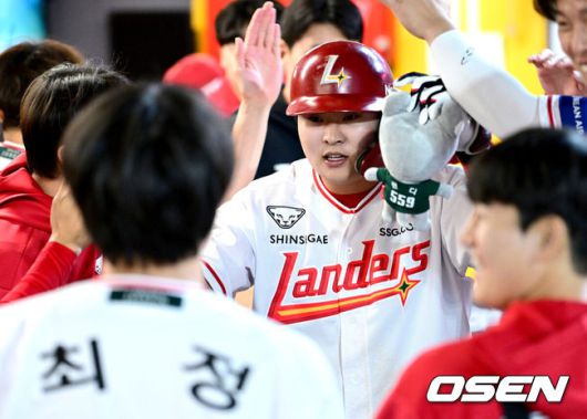 [OSEN=인천, 최규한 기자] 28일 인천 SSG랜더스필드에서 ‘2025 신한 SOL Bank KBO리그’ SSG 랜더스와 NC 다이노스의 경기가 열렸다.홈팀 SSG는 김광현, 방문팀 NC는 목지훈을 선발투수로 내세웠다.5회말 무사 선두타자로 나선 SSG 고명준이 달아나는 중월 솔로포를 날리고 더그아웃 동료들과 인사를 나누고 있다. 2025.05.28 / dreamer@osen.co.kr