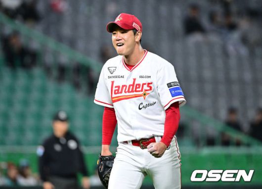 [OSEN=인천, 최규한 기자] 28일 인천 SSG랜더스필드에서 ‘2025 신한 SOL Bank KBO리그’ SSG 랜더스와 NC 다이노스의 경기가 열렸다.홈팀 SSG는 김광현, 방문팀 NC는 목지훈을 선발투수로 내세웠다.5회초 NC 공격을 무실점으로 막아낸 SSG 선발 김광현이 더그아웃으로 향하며 기뻐하고 있다. 2025.05.28 / dreamer@osen.co.kr