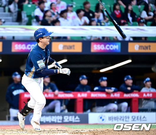 [OSEN=인천, 최규한 기자] 28일 인천 SSG랜더스필드에서 ‘2025 신한 SOL Bank KBO리그’ SSG 랜더스와 NC 다이노스의 경기가 열렸다.홈팀 SSG는 김광현, 방문팀 NC는 목지훈을 선발투수로 내세웠다.3회초 2사 1, 2루 상황 NC 박건우가 중견수 키를 넘기는 2타점 2루타를 날리고 있다. 2025.05.28 / dreamer@osen.co.kr