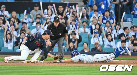 [OSEN=대구, 이석우 기자] 27일 대구삼성라이온즈파크에서 2025 신한 SOL 뱅크 KBO 리그 삼성 라이온즈와 롯데 자이언츠의 경기가 열렸다. 홈팀 삼성은 후라도가, 방문팀 롯데는 감보아가 선발 출전했다. 롯데 자이언츠 감보아가 2회말 2사 만루 긴 투구 동작을 틈타 3중 도루를 허용하자 주형광 코치가 마운드에 올라 얘기하고 있다. 2025.05.27 / foto0307@osen.co.kr