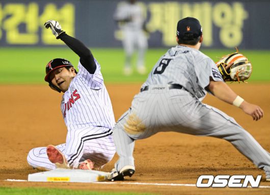[OSEN=잠실, 지형준 기자] 28일 오후 서울 잠실구장에서 ‘2025 신한 SOL Bank KBO리그’ LG 트윈스와 한화 이글스의 경기가 열렸다.이날 LG는 코엔 윈, 한화는 코디 폰세를 선발투수로 내세웠다.7회말 무사 1,2루에서 견제에 걸린 LG 2루주자 문보경이 한화 노시환에 앞서 3루에서 세이프되고 있다. 2025.05.28 /jpnews@osen.co.kr