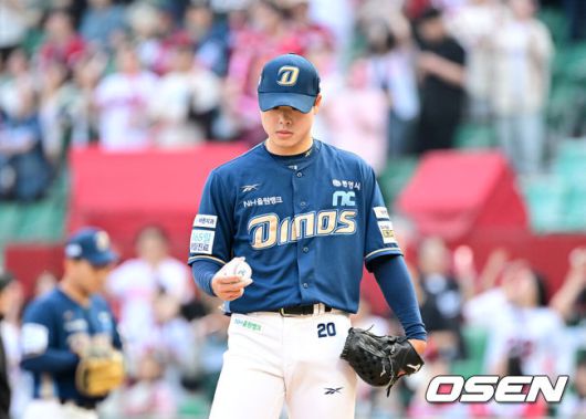 [OSEN=인천, 최규한 기자] 28일 인천 SSG랜더스필드에서 ‘2025 신한 SOL Bank KBO리그’ SSG 랜더스와 NC 다이노스의 경기가 열렸다.홈팀 SSG는 김광현, 방문팀 NC는 목지훈을 선발투수로 내세웠다.1회말 무사 1루 상황 SSG 최준우에게 투런포를 내준 NC 선발 목지훈이 아쉬워하고 있다. 2025.05.28 / dreamer@osen.co.kr