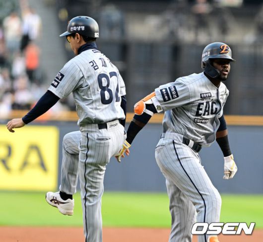 [OSEN=잠실, 지형준 기자] 28일 오후 서울 잠실구장에서 ‘2025 신한 SOL Bank KBO리그’ LG 트윈스와 한화 이글스의 경기가 열렸다.이날 LG는 코엔 윈, 한화는 코디 폰세를 선발투수로 내세웠다.1회초 한화 플로리얼이 선두타자 홈런을 날리며 김재걸 코치와 기뻐하고 있다. 2025.05.28 /jpnews@osen.co.kr