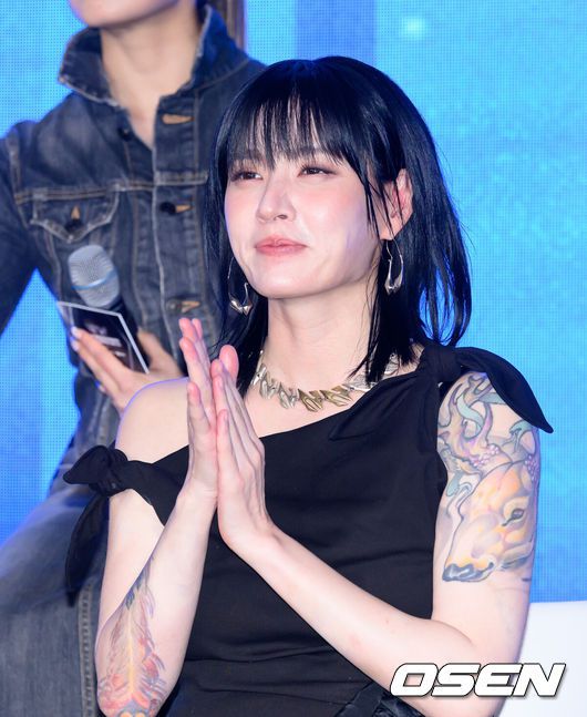 [OSEN=이대선 기자] 27일 오전 서울 강남구 SJ쿤스트할레에서 Mnet ‘월드 오브 스트릿 우먼 파이터’ 제작발표회가 열렸다.‘월드 오브 스우파’는 Mnet 메가 히트작 ‘스트릿 우먼 파이터’의 세 번째 시즌으로, 한국을 포함해 뉴질랜드, 미국, 일본, 호주까지 총 5개국 국가대항전으로 시청자들을 만날 예정이다. Mnet ‘월드 오브 스우파’는 오는 5월 27일(화) 오후10시 첫 방송된다. 댄스팀 범접 모니카가 취재진의 질문을 듣고 있다. 2025.05.27 /sunday@osen.co.kr