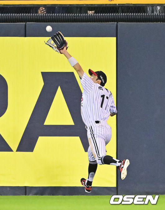 [OSEN=잠실, 박준형 기자] 27일 오후 서울 잠실구장에서 ‘2025 신한 SOL BANK KBO리그’ LG 트윈스와 한화 이글스의 경기가 진행됐다.이날 경기에서 LG은 임찬규를 한화는 황준서를 선발투수로 내세웠다. 8회초 1사 한화 플로리얼의 안타성 타구를 박해민 중견수가 호수비 펼치며 잡아내고 있다.   2025.05.27 / soul1014@osen.co.kr