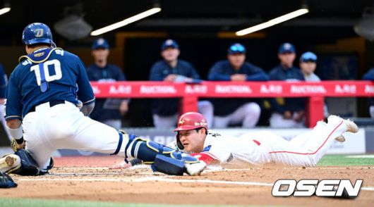 [OSEN=인천, 최규한 기자] 28일 인천 SSG랜더스필드에서 ‘2025 신한 SOL Bank KBO리그’ SSG 랜더스와 NC 다이노스의 경기가 열렸다.홈팀 SSG는 김광현, 방문팀 NC는 목지훈을 선발투수로 내세웠다.2회말 2사 만루 상황 SSG 최정의 2타점 2투타 때 1루 주자 최준우가 홈으로 내달려 슬라이딩 해 상대 실책을 틈타 세이프되고 있다. 2025.05.28 / dreamer@osen.co.kr