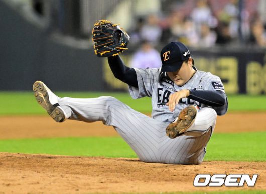 [OSEN=잠실, 지형준 기자] 28일 오후 서울 잠실구장에서 ‘2025 신한 SOL Bank KBO리그’ LG 트윈스와 한화 이글스의 경기가 열렸다.이날 LG는 코엔 윈, 한화는 코디 폰세를 선발투수로 내세웠다.8회말 2사에서 한화 한승혁이 LG 박동원 타임 요청에 투구를 멈추며 넘어지고 있다. 2025.05.28 /jpnews@osen.co.kr
