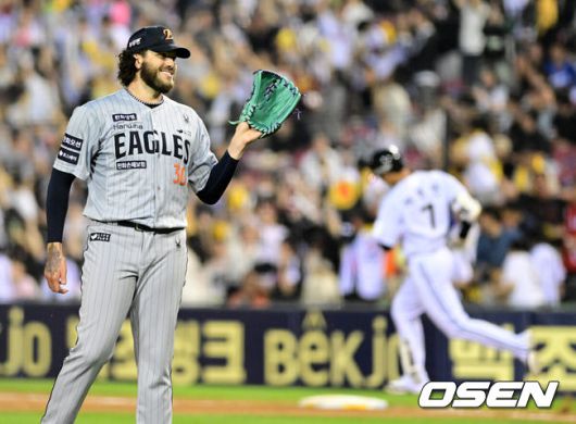 [OSEN=잠실, 지형준 기자] 28일 오후 서울 잠실구장에서 ‘2025 신한 SOL Bank KBO리그’ LG 트윈스와 한화 이글스의 경기가 열렸다.이날 LG는 코엔 윈, 한화는 코디 폰세를 선발투수로 내세웠다.6회말 1사에서 한화 폰세가 LG 이영빈에 우월 솔로포를 허용하며 아쉬워하고 있다. 2025.05.28 /jpnews@osen.co.kr