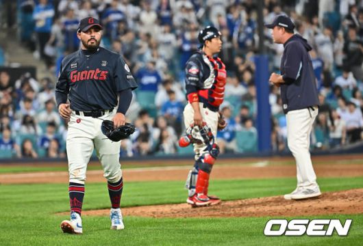 [OSEN=대구, 이석우 기자] 27일 대구삼성라이온즈파크에서 2025 신한 SOL 뱅크 KBO 리그 삼성 라이온즈와 롯데 자이언츠의 경기가 열렸다. 홈팀 삼성은 후라도가, 방문팀 롯데는 감보아가 선발 출전했다. 롯데 자이언츠 감보아가 5회말 교체되고 있다. 2025.05.27 / foto0307@osen.co.kr