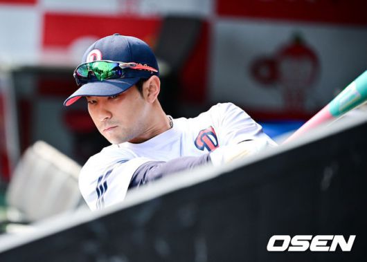 [OSEN=수원, 박준형 기자]  28일 오후 수원 KT위즈파크에서 열린 ‘2025 신한 SOL BANK KBO리그’ KT 위즈와 두산 베어스의 경기가 진행됐다.이날 경기에는 KT는 쿠에바스를, 두산을 최민석을 선발투수로 내세웠다.경기 앞두고 특타 나선 두산 강승호가 스윙 연습을 하고 있다.   2025.05.28 / soul1014@osen.co.kr