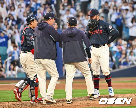 [OSEN=대구, 이석우 기자] 27일 대구삼성라이온즈파크에서 2025 신한 SOL 뱅크 KBO 리그 삼성 라이온즈와 롯데 자이언츠의 경기가 열렸다. 홈팀 삼성은 후라도가, 방문팀 롯데는 감보아가 선발 출전했다. 롯데 자이언츠 감보아가 2회말 2사 만루 긴 투구 동작을 틈타 3중 도루를 허용하자 주형광 코치가 마운드에 올라 얘기하고 있다. 2025.05.27 / foto0307@osen.co.kr