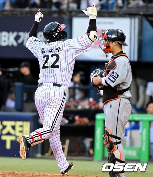 [OSEN=잠실, 지형준 기자] 28일 오후 서울 잠실구장에서 ‘2025 신한 SOL Bank KBO리그’ LG 트윈스와 한화 이글스의 경기가 열렸다.이날 LG는 코엔 윈, 한화는 코디 폰세를 선발투수로 내세웠다.4회말 1사에서 LG 김현수가 우월 솔로포를 날리며 기뻐하고 있다. 2025.05.28 /jpnews@osen.co.kr