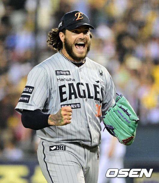 [OSEN=잠실, 지형준 기자] 28일 오후 서울 잠실구장에서 ‘2025 신한 SOL Bank KBO리그’ LG 트윈스와 한화 이글스의 경기가 열렸다.이날 LG는 코엔 윈, 한화는 코디 폰세를 선발투수로 내세웠다.6회말 2사 2루에서 한화 폰세가 LG 오스틴을 좌익수 플라이 처리하며 포효하고 있다. 2025.05.28 /jpnews@osen.co.kr